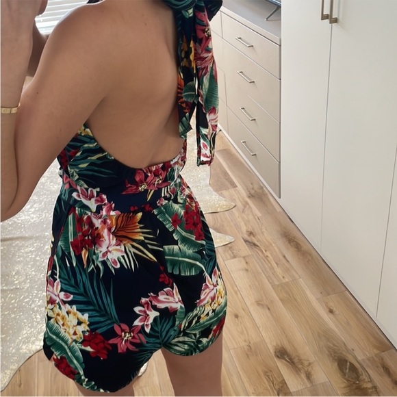 Tropical Print Plunging Neck Backless Halter Romper Size Medium - Picture 5 of 10